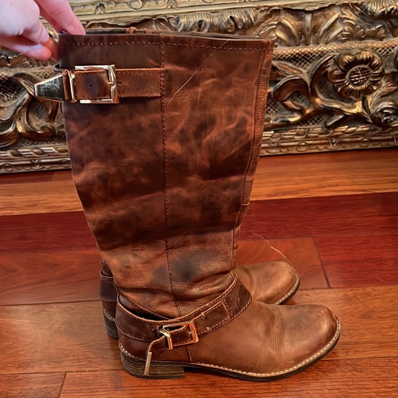 Knee high brown leather boots with gold hardware - Picture 5 of 6